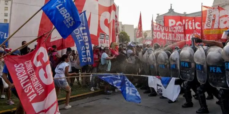 Reformas de Milei navegan entre negociaciones y protestas