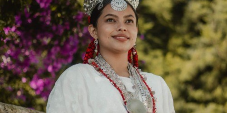 Reina de coban enseña q'eqchi' en redes sociales