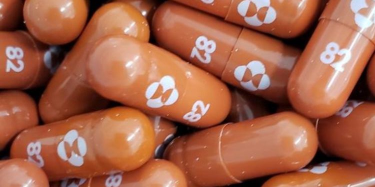 Reino Unido es el primero en autorizar pí­ldora contra el COVID-19