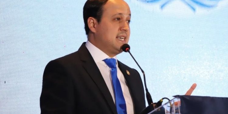 Relator Lester Castellanos se aferra al cargo ante la nueva presidenta