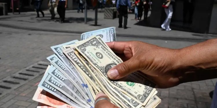 Remesas alcanzan cifra récord en abril gracias a migrantes guatemaltecos