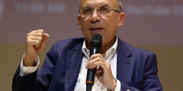 Renuncia el embajador de Colombia en el Reino Unido