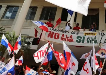 Renuncia ministro que negoció el contrato minero en Panamá