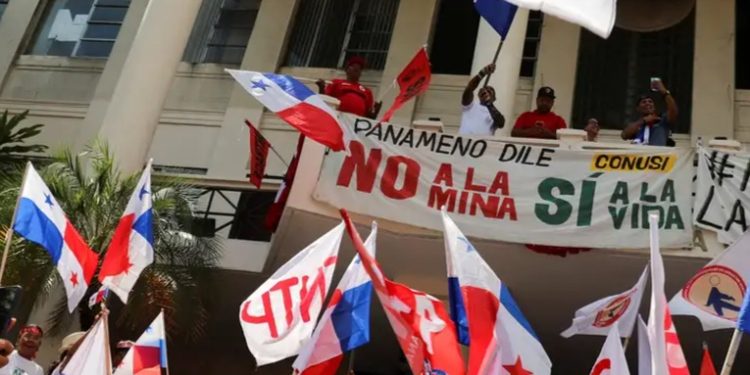 Renuncia ministro que negoció el contrato minero en Panamá