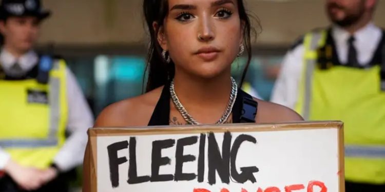 Renuncia secretario británico por polémico plan migratorio