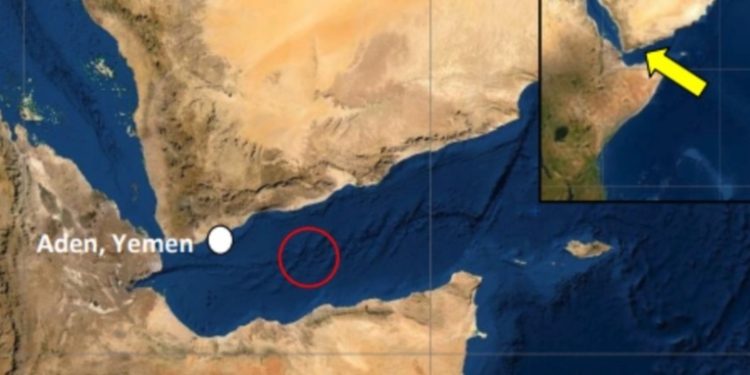 Reportan ataque con un misil contra un buque en el mar Rojo