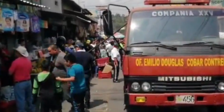 Reportan incendio en comedores del mercado viejo de Villa Nueva