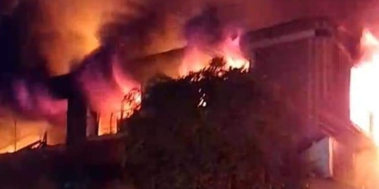 Reportan voraz incendio en una librerí­a de Chiquimula