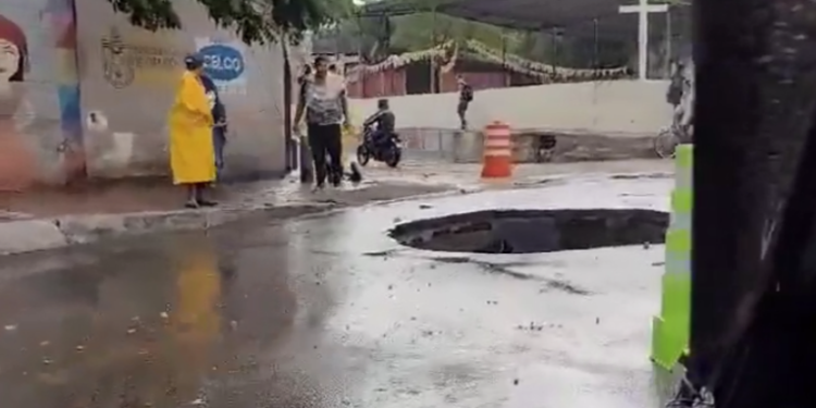 Reportan la formación de un nuevo hundimiento en la zona 4 de Villa Nueva