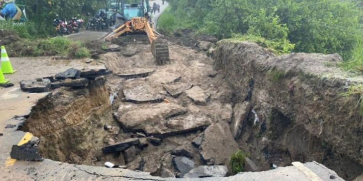 Reportan nuevo socavamiento en carretera a San Pedro Ayampuc
