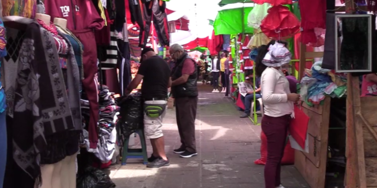 Reportan poca afluencia de compradores en bazares navideños