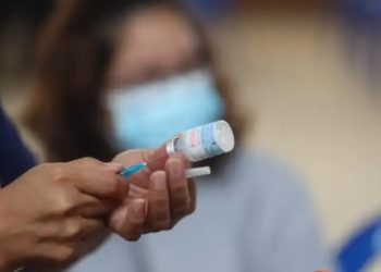 Reportan poca afluencia de menores en puestos de vacunación contra el COVID-19