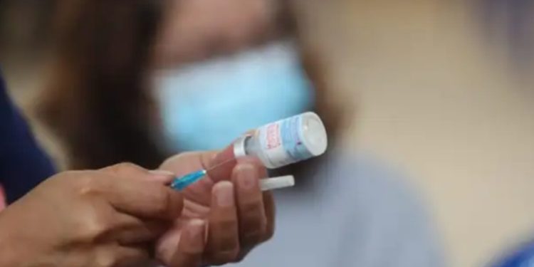 Reportan poca afluencia de menores en puestos de vacunación contra el COVID-19