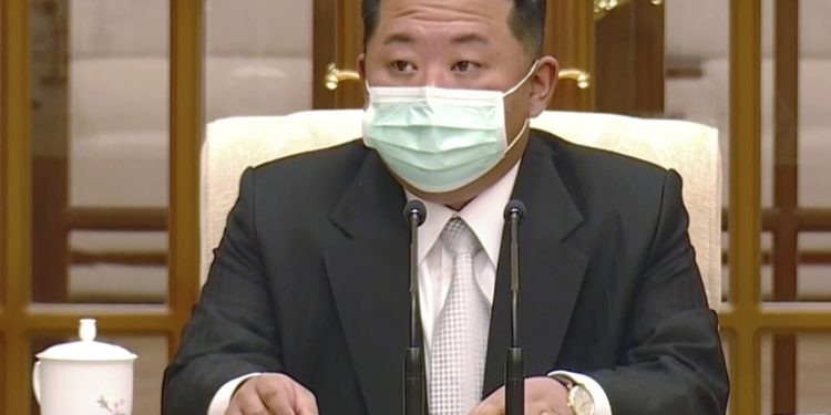 Reportan que Corea del Norte compró a China más de 10 millones de mascarillas antes de anunciar su primer caso de covid-19