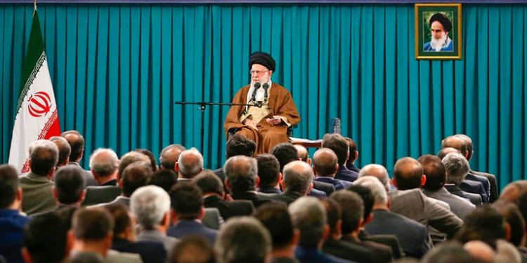 Reportan que el líder supremo de Irán trata de evitar una guerra directa con EE.UU.