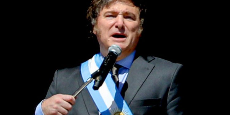 Reportan que Milei anulará todas las contrataciones de empleados públicos de este año