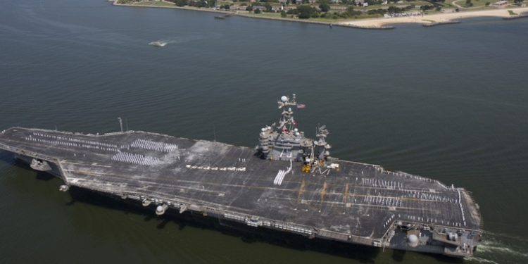 Reportan que un portaaviones y cinco buques de la Flota de EE.UU. permanecerán en el Mediterráneo