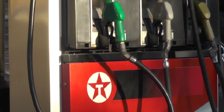 Reportan rebaja en precios de combustibles