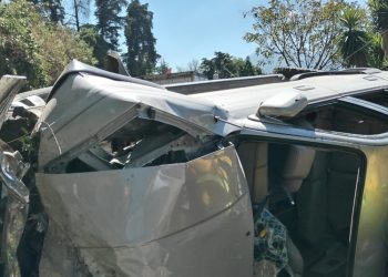 Reportan vehí­culo que cayó sobre una vivienda en Villa Canales