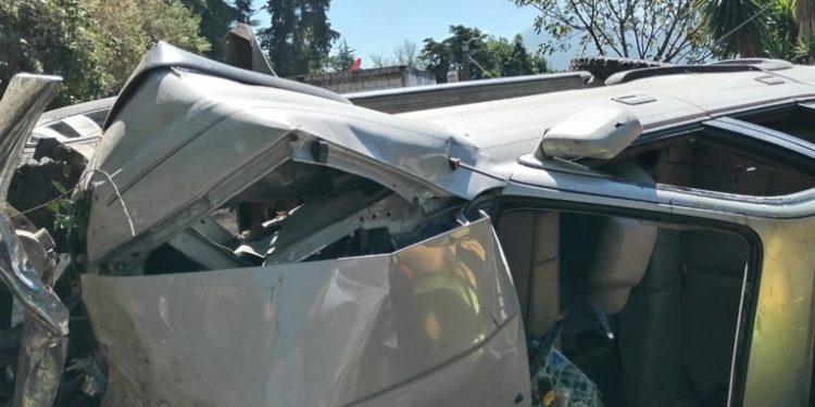 Reportan vehí­culo que cayó sobre una vivienda en Villa Canales