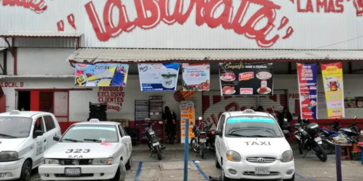 Representante legal de supermercados â€œLa Barataâ€ buscado por la Interpol