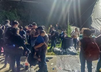 Rescatados 350 migrantes hacinados y deshidratados en tráiler en Veracruz, México