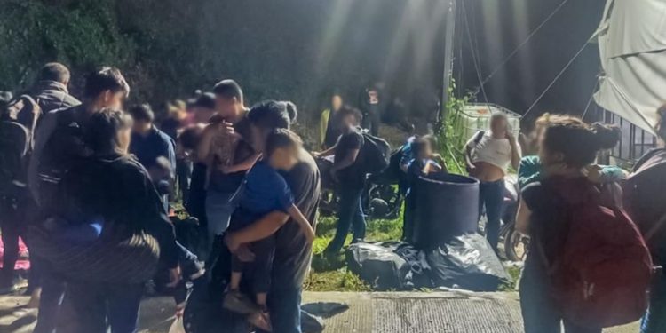Rescatados 350 migrantes hacinados y deshidratados en tráiler en Veracruz, México
