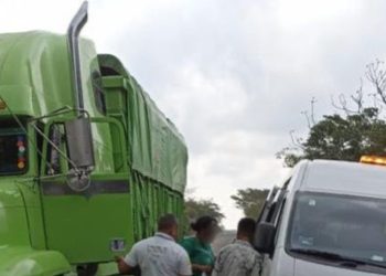 Rescatan a 123 personas migrantes hacinadas en un camión
