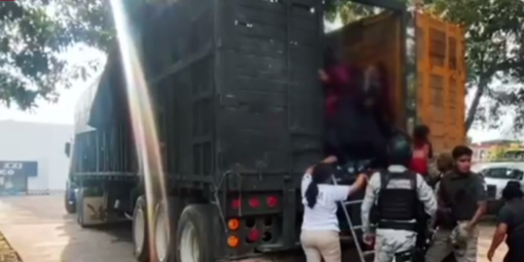 Rescatan a 191 migrantes guatemaltecos que viajaban en un contenedor