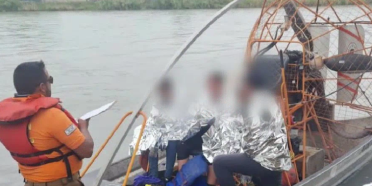 Rescatan a guatemalteca embarazada y tres niños cuando se ahogaban en el Rí­o Bravo