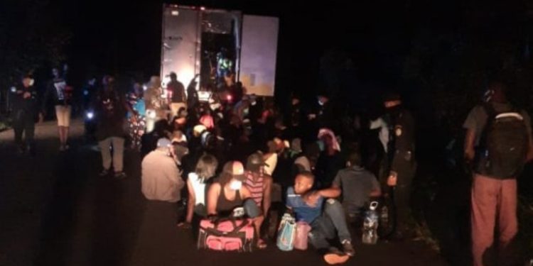 Rescatan a más de cien migrantes de un contenedor abandonado en Guatemala