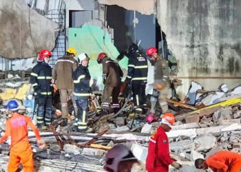 Rescatan a un hombre que pasó 10 horas entre los escombros tras derrumbe de un edificio en Brasil