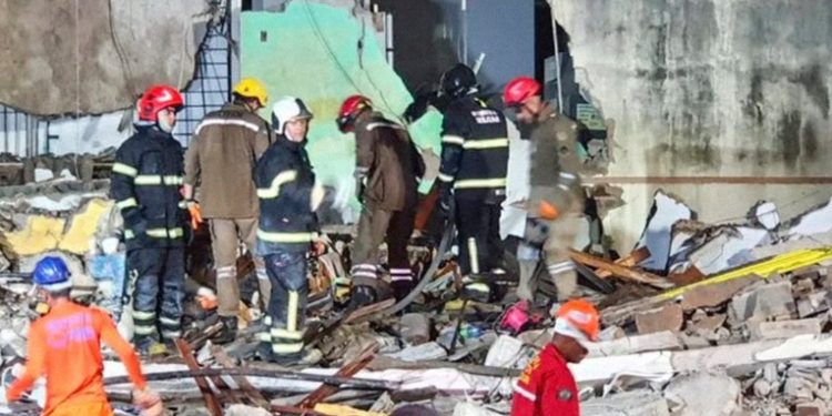 Rescatan a un hombre que pasó 10 horas entre los escombros tras derrumbe de un edificio en Brasil