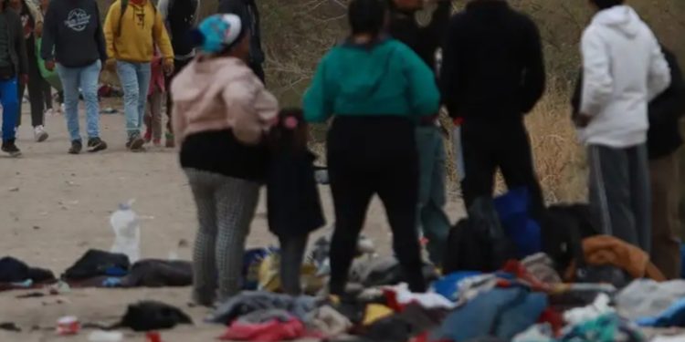 Rescatan en el norte de México a 61 migrantes