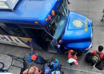 Rescatan en Guatemala a 101 migrantes que habí­an sido abandonados sin agua ni comida