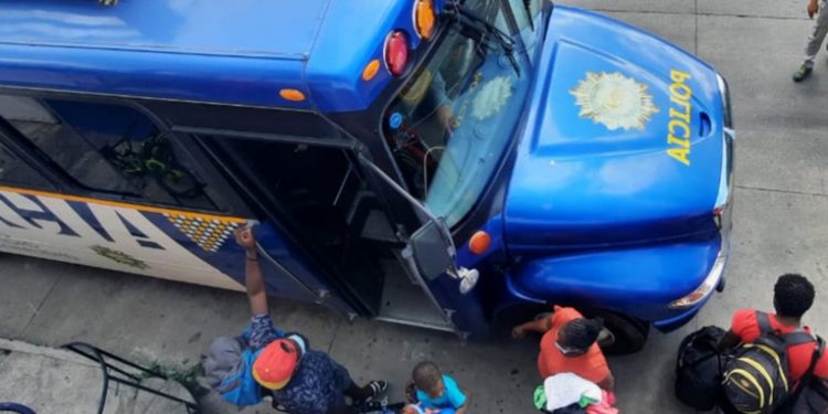 Rescatan en Guatemala a 101 migrantes que habí­an sido abandonados sin agua ni comida