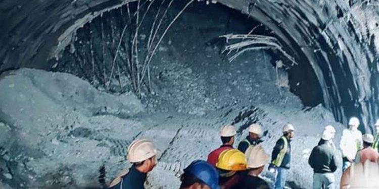 Rescate de obreros atrapados en India avanza