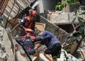 Rescatistas buscan a personas atrapadas tras sismo en Taiwán