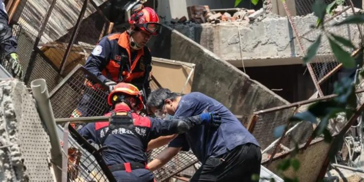 Rescatistas buscan a personas atrapadas tras sismo en Taiwán