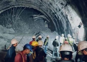 Rescatistas luchan por salvar a 40 obreros atrapados tras colapso de túnel