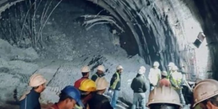 Rescatistas luchan por salvar a 40 obreros atrapados tras colapso de túnel