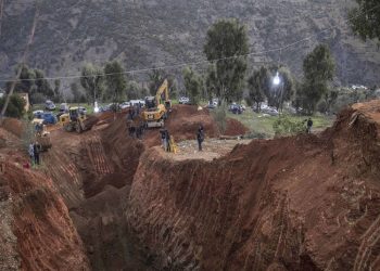 Rescatistas se esfuerzan en Marruecos por salvar a un niño de 5 años que cayó al interior de un pozo de 32 metros