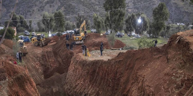 Rescatistas se esfuerzan en Marruecos por salvar a un niño de 5 años que cayó al interior de un pozo de 32 metros