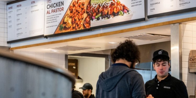 Restaurante de EE.UU. usó a un falso sacerdote para que su personal admitiera