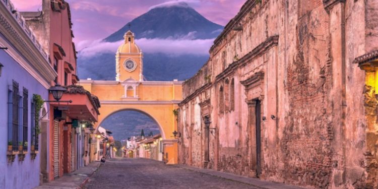 Restauranteros de Antigua Guatemala lamentan descenso en ventas durante Semana Santa debido a restricciones municipales