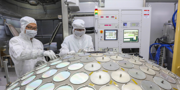 Restricciones tecnológicas de EE.UU. contra China ¿A quién pueden perjudicar más a largo plazo?