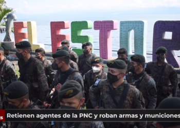Retienen a 15 agentes de la PNC, les roban armas y municiones