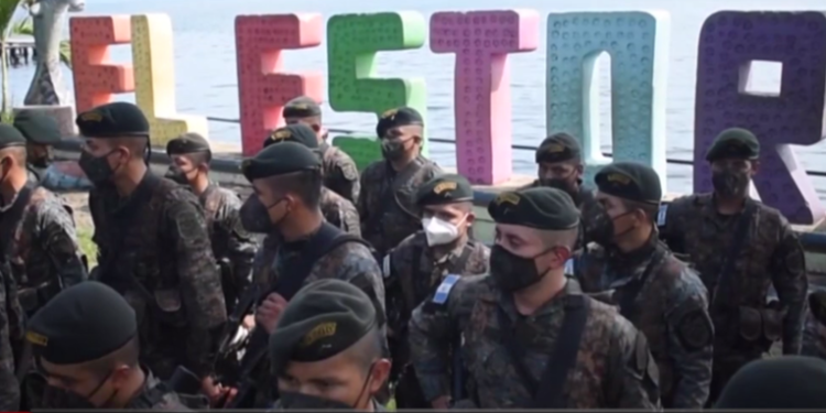 Retienen a 15 agentes de la PNC, les roban armas y municiones