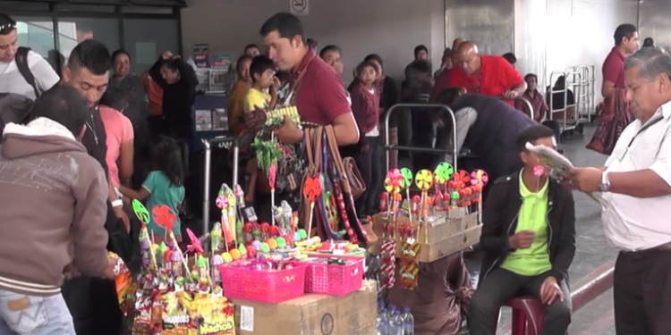 Retiran a vendedores ambulantes de las afueras del Aeropuerto la Aurora