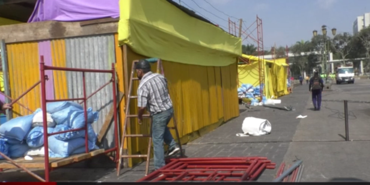Retiran ventas instaladas en la Plaza de la Constitución por la Semana Santa